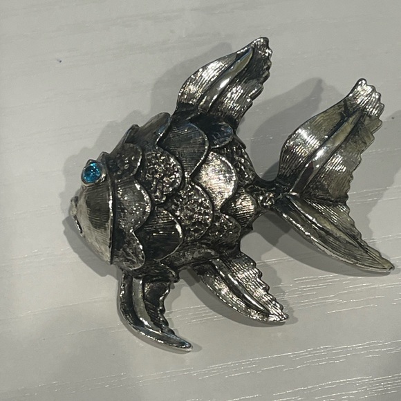 Vintage blue rhinestone eye silver tone fish w scales brooch pin jewelry ocean - Picture 4 of 6